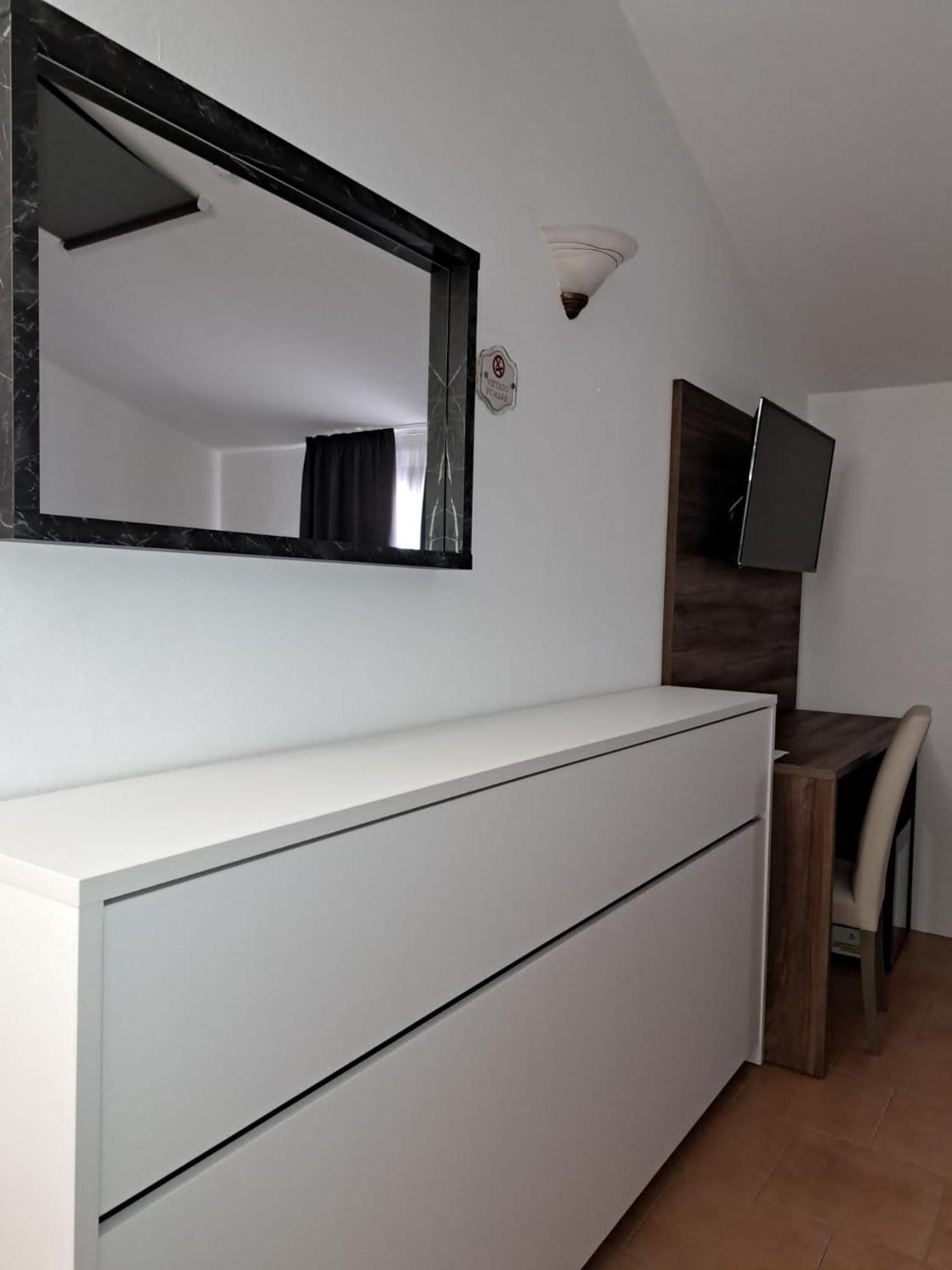 Brixellum Hotel Брешело Екстериор снимка